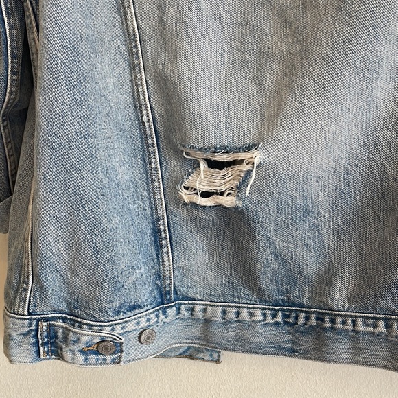 Levi’s Distressed Denim Oversized Jacket | Large - Picture 14 of 16